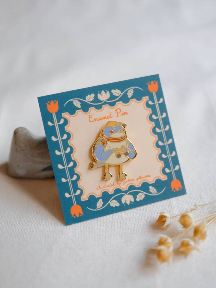 Épinglette en émail Birdwatcher/Birder pour la vente par Justine Gilbuena