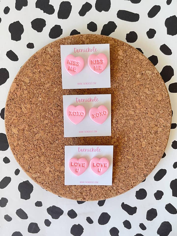 Clous d'oreilles en forme de cœur rose clair pour la vente par taenickole