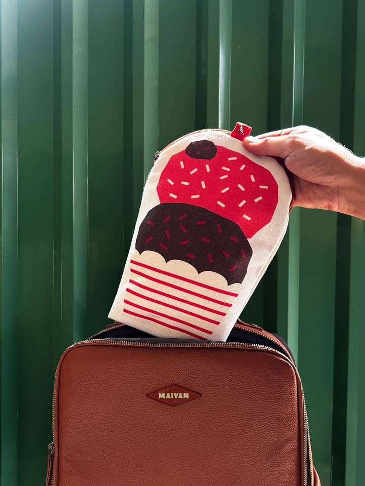 Trousse à fermeture éclair en toile "Ice Cream" pour la vente par Maivan Goodies Co.