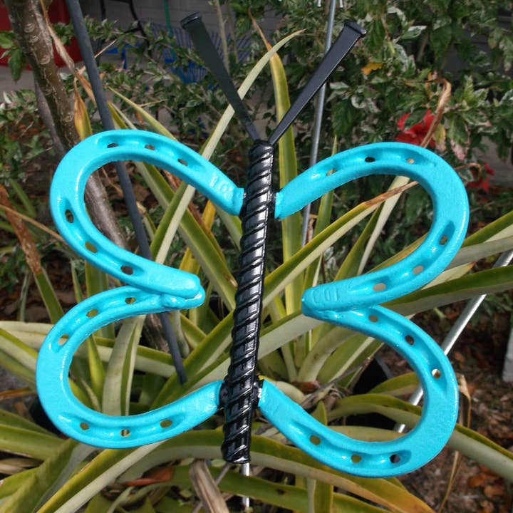 Creations Welded - Vente Piquets de jardin/pelouse - Papillon en forme de fer à cheval bleu sarcelle, décoration de jardin, piquet de jardin