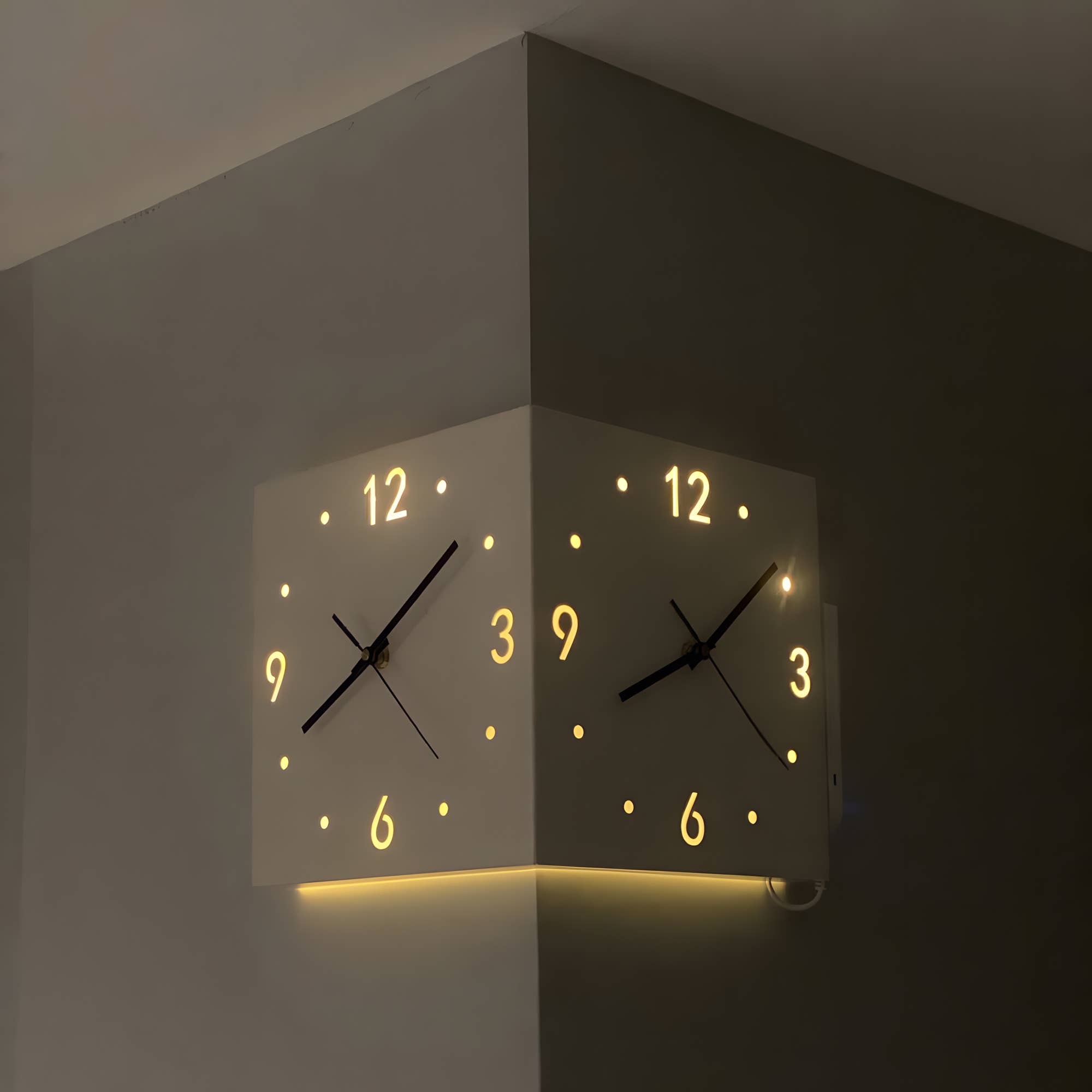 EP Design Lab - Vente Horloges murales - Horloge d'angle rétroéclairée par capteur sonore Horloge LED Lumineuse2
