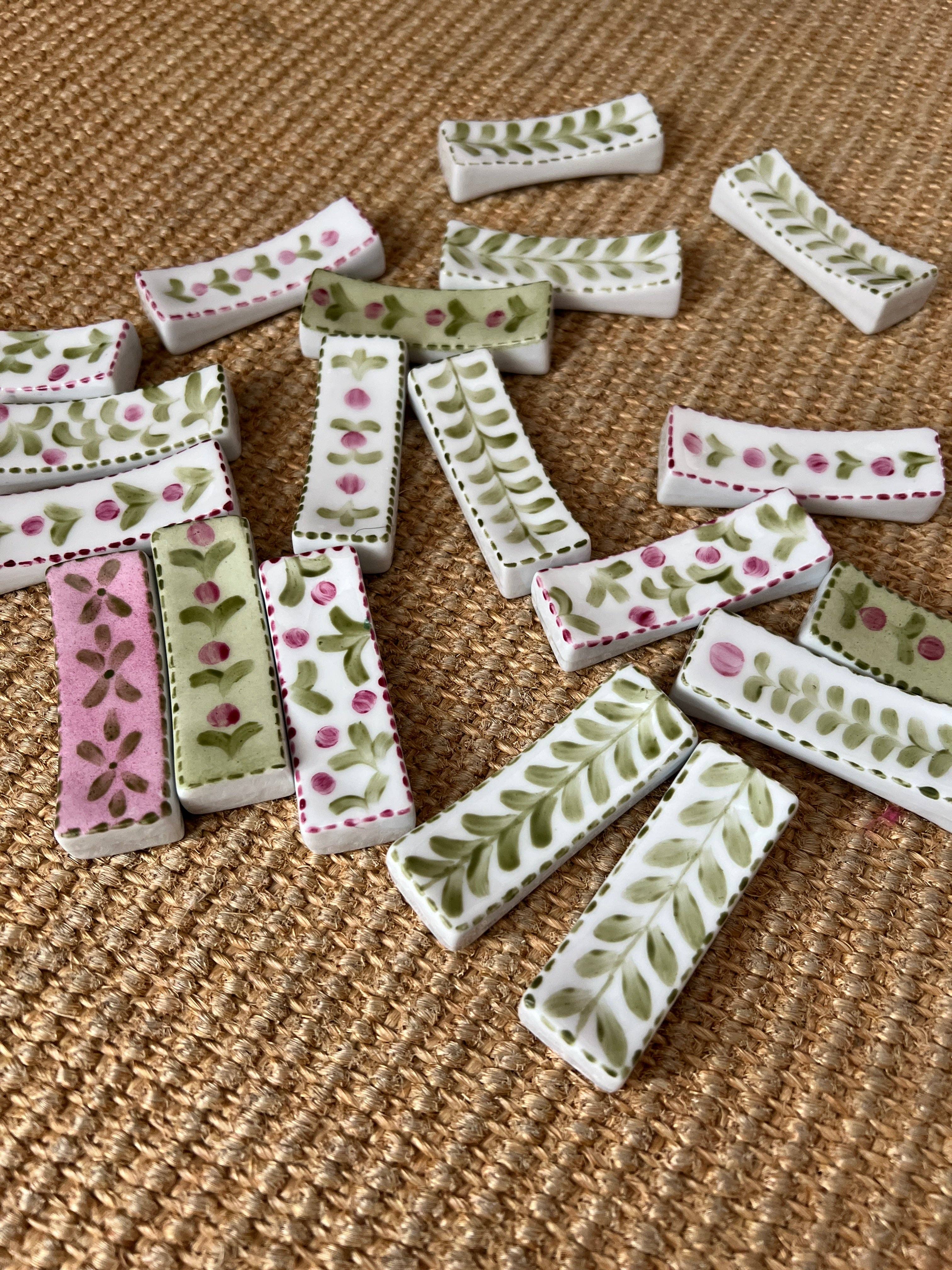 Cristina Cisneros – Großhandel Essgeschirr-Set – Set mit 6 handbemalten Porzellan-Besteckablagen in Rosa und Blau5