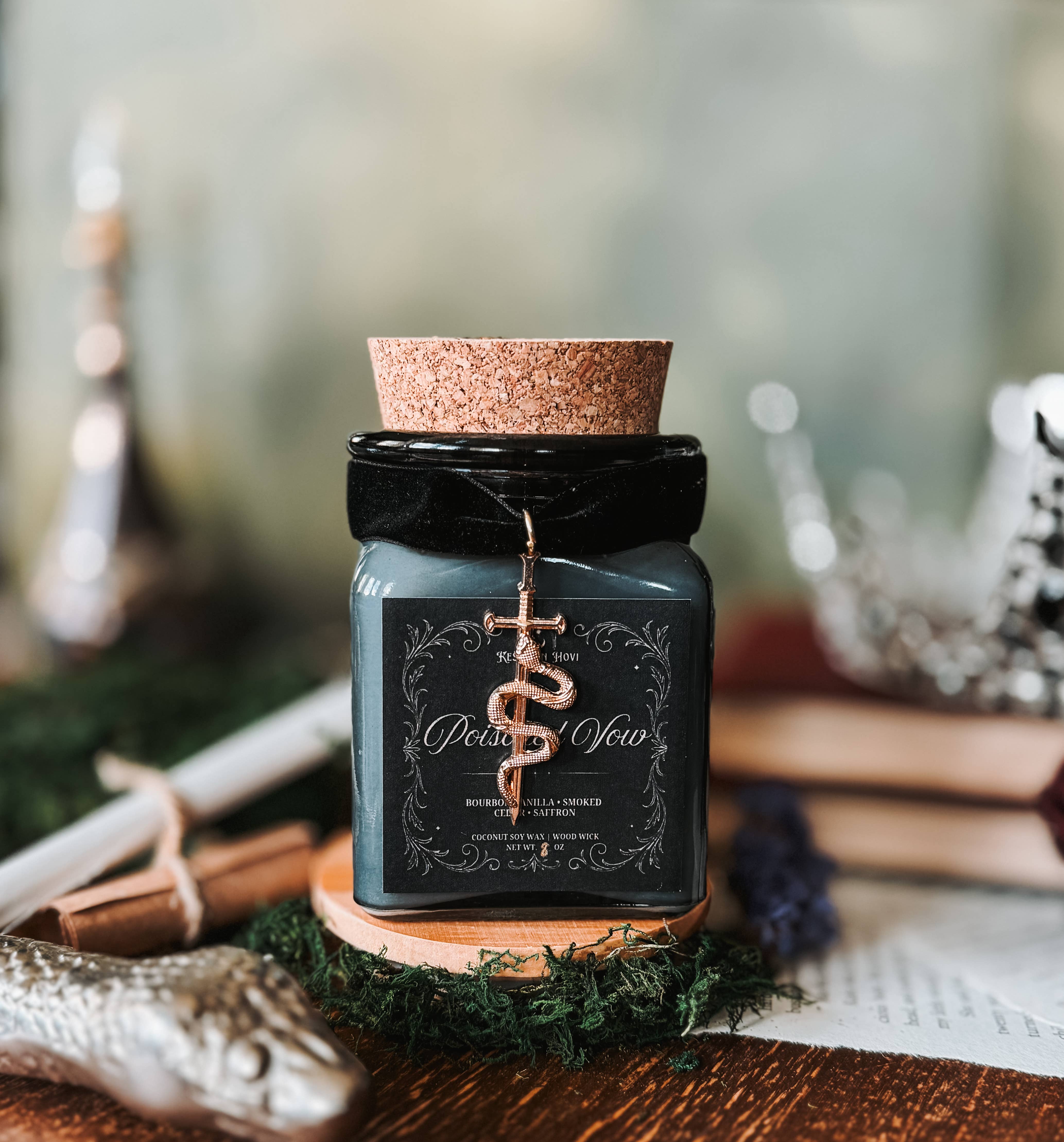 Keskiyön Hovi - The Midnight Court - Wholesale Jar/Filled Candle - Poisoned Vow Literary Candle with Charm - Snake Embedded Top1