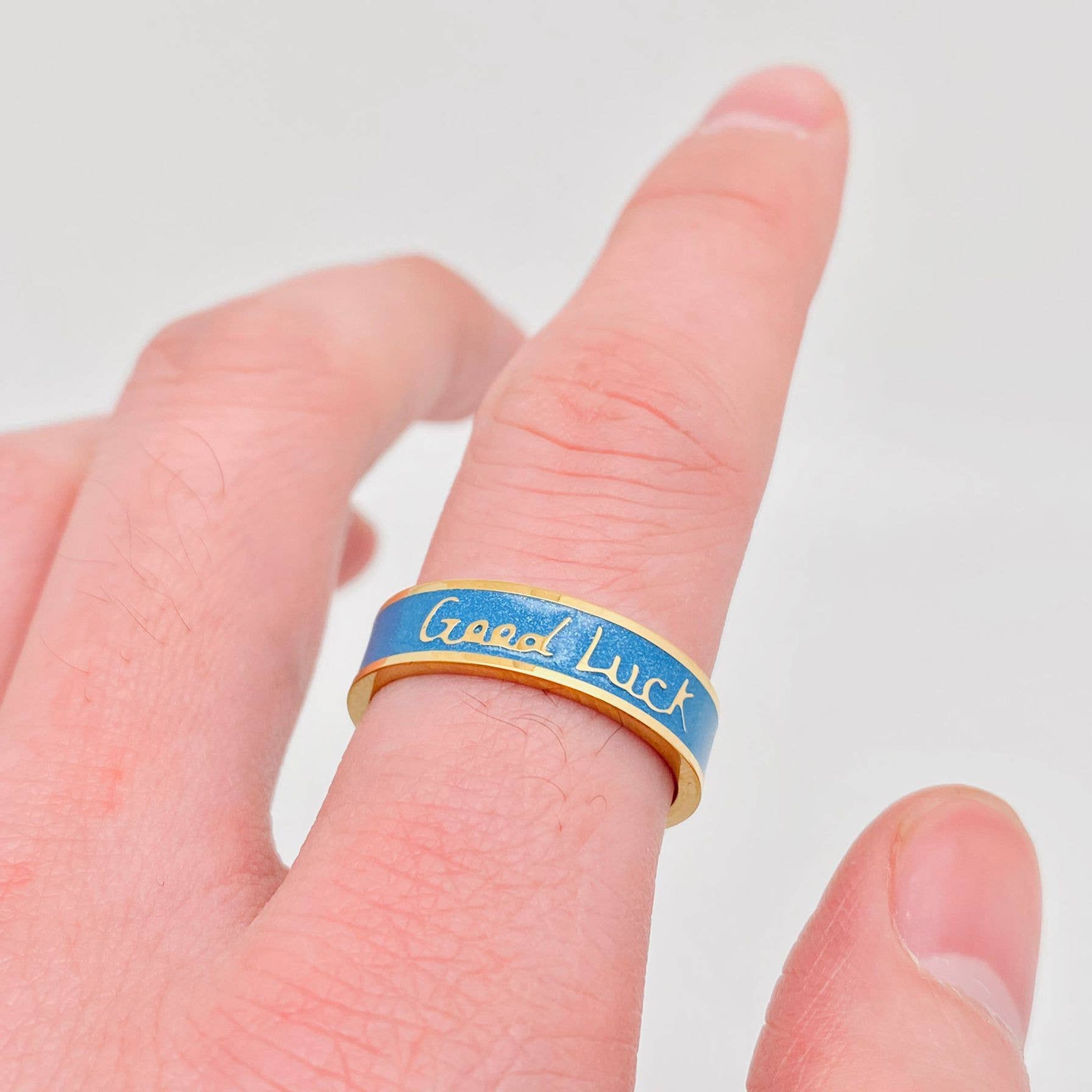 Mio Queena – Anel de cocktail/declaração por atacado – Anel em Aço com Banhado a Ouro 18K 'Good Luck' Esmalte Azul - FGS3