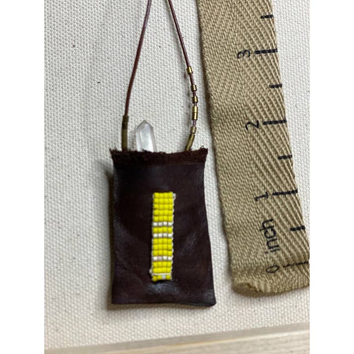 Collier totem en cuir avec perles. Découpé à la main, fabriqué à la main dans le pour la vente par The Merchant Studio