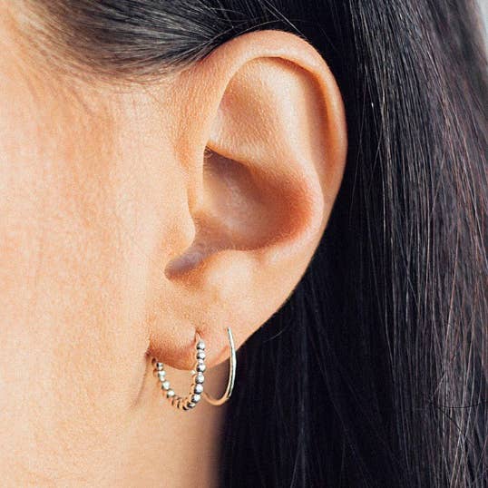 Otis Jaxon London – Großhandel Einzelohrring – Piercing-Ohrringe mit Perlen, doppelte Kreolen, Spirale