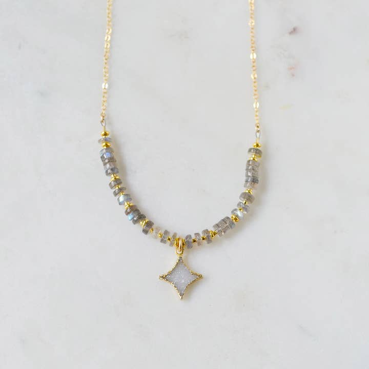 Collar Lyra - Labradorita y Drusa de Cuarzo para venta al por mayor de GEMNIA
