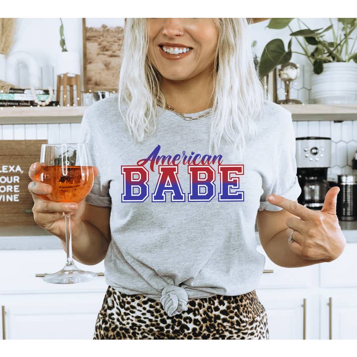 T-shirt American Babe | T-shirt illustré pour la vente par KM Clothing