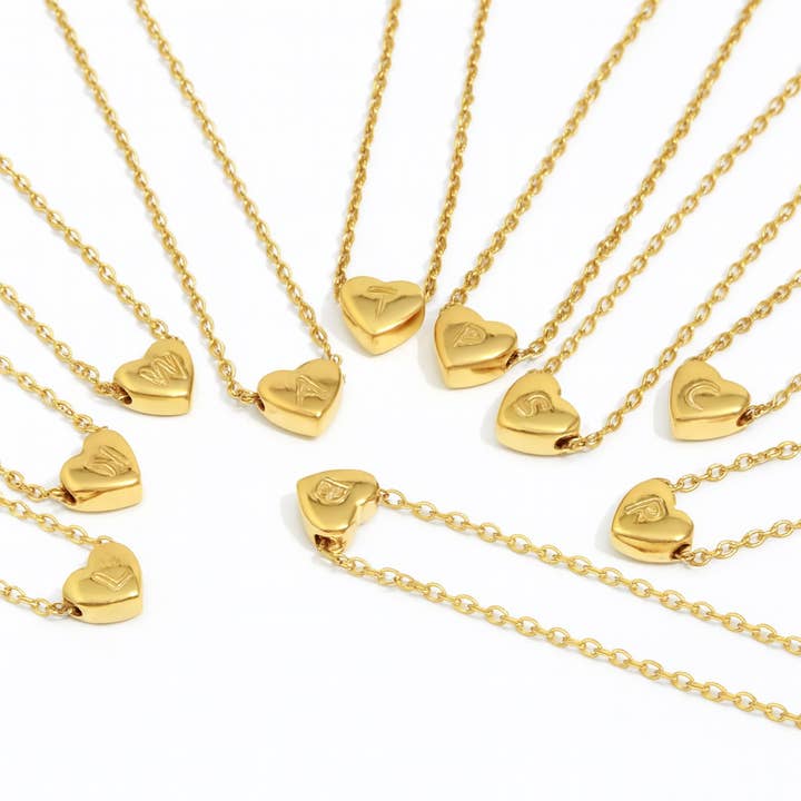 Halsband med litet hjärta och initial · Vattentät · Motståndskraftig mot missfärgning för wholesale av Animira Jewels