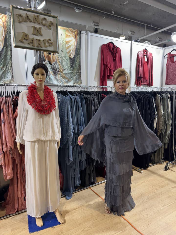 Dance in Paris – Engroshandel Nederdel - Dame – Silkestofset ensfarvet nederdel med lag4