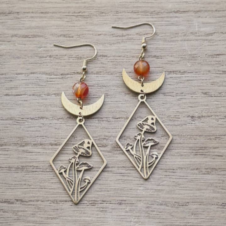 Orecchini Tarocchi Fata della Foresta Stregata di Luna con Funghi Cornalina per la vendita all'ingrosso da parte di Monstera Earrings