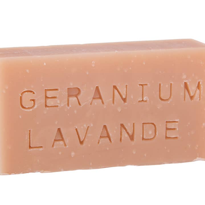 Savon géranium & lavande – Apaisant à l’argile rouge pour la vente par Savonnerie M'Nonga