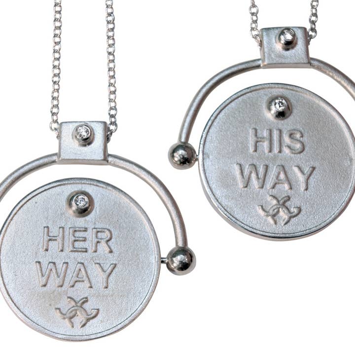 Collier pièce Decision : « His Way/Her Way » en argent sterling avec diamants pour la vente par Jane A Gordon: Jewelry Art Gifts Inspiration