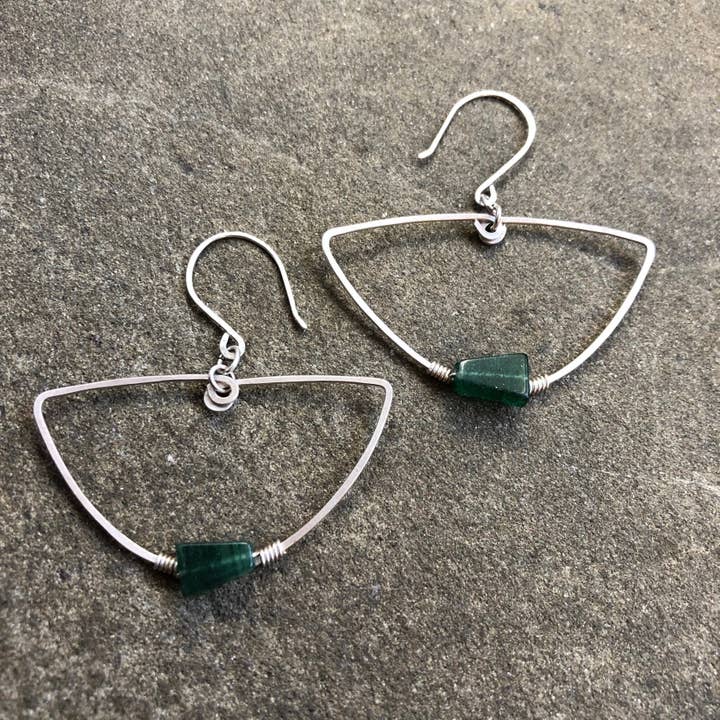 Sterling + Emerald Aventurijn oorbellen voor wholesale door Kate Stephen Jewelry