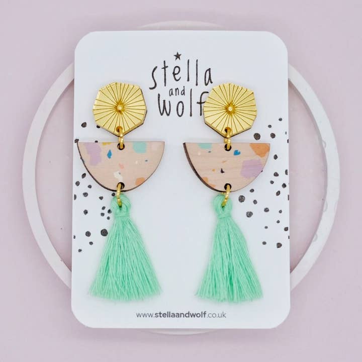Houten terrazzo oorbellen met goudgegraveerde acryl studs voor wholesale door Stella and Wolf