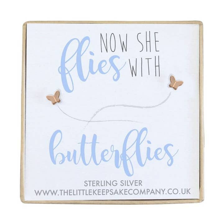 Ohrringe aus Vermeil-Roségold mit Zitat — Now She Flies With Butterflies für den Großhandel von The Little Keepsake Company