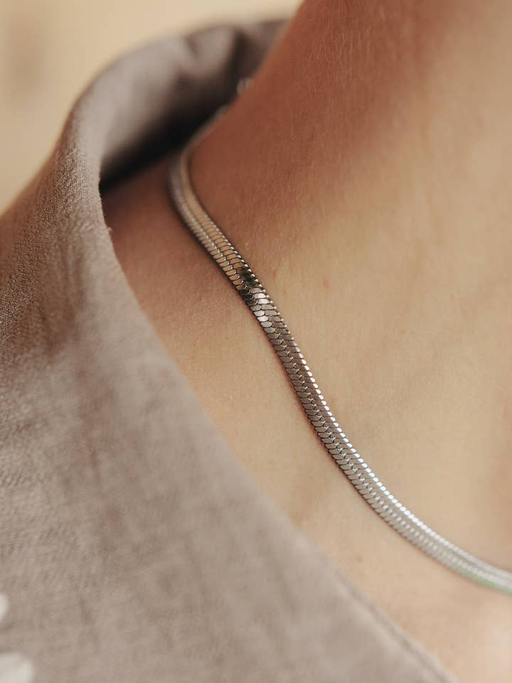 Collana girocollo in argento con catena a serpente, impermeabile per la vendita all'ingrosso da parte di Nordic Muse
