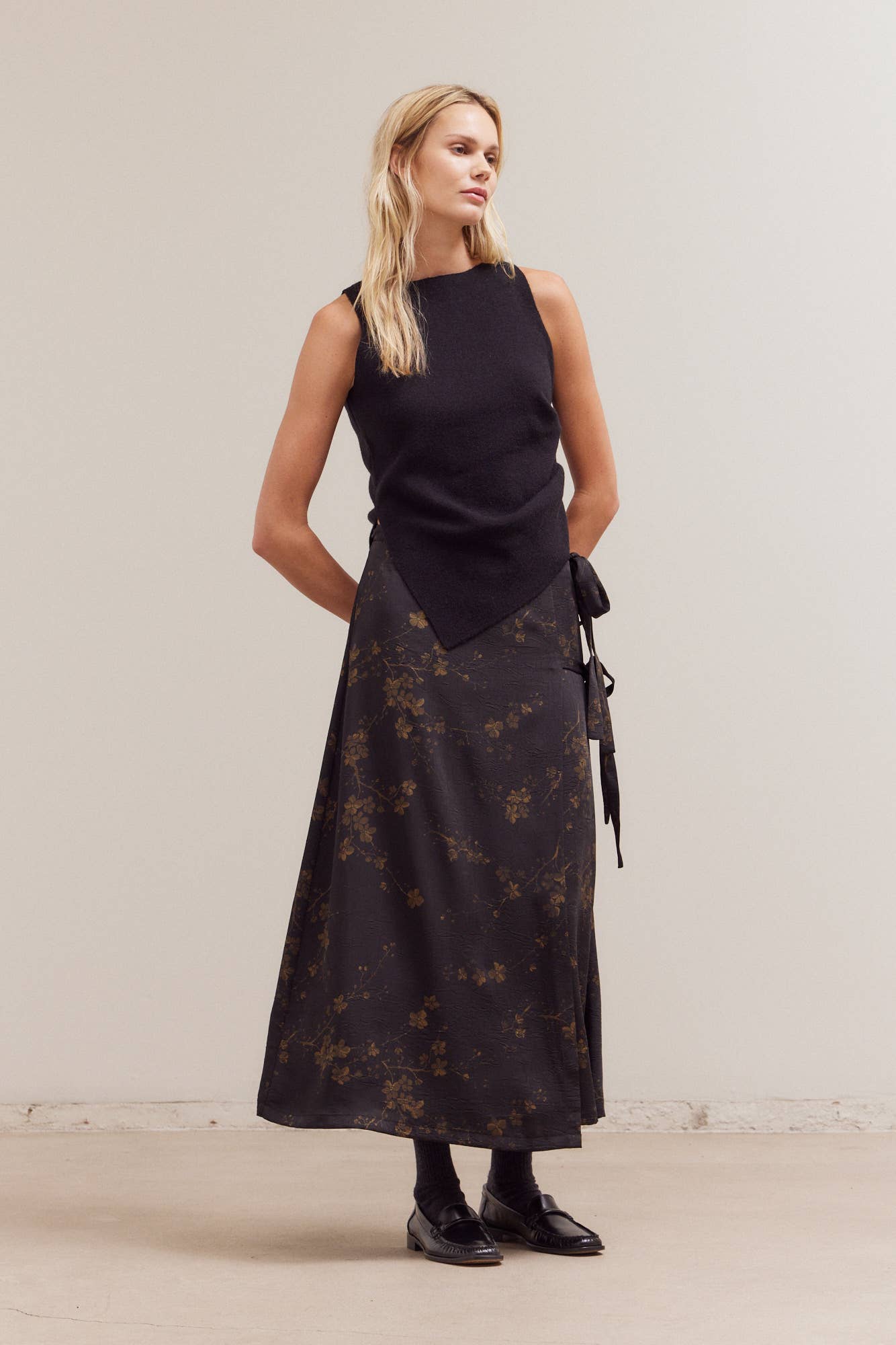 Grade & Gather – Top de malha - Mulher por atacado – 42113 - TOP DE MALHA SEM MANGAS COM FRANZIDO LATERAL ASSIMÉTRICO2