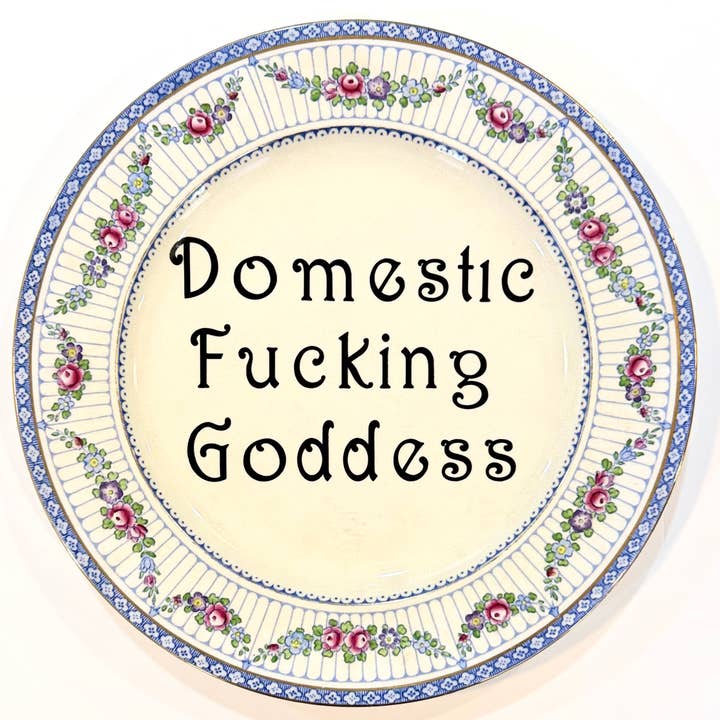 Assiette Vintage Juron “Déesse Putain de Ménage” pour la vente par Un Peche Mignon