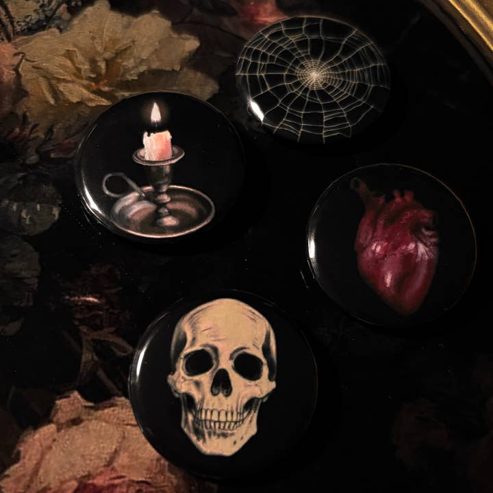 "Set di pulsanti 'La Collezione Strana'" per la vendita all'ingrosso da parte di Peculiar Coffin