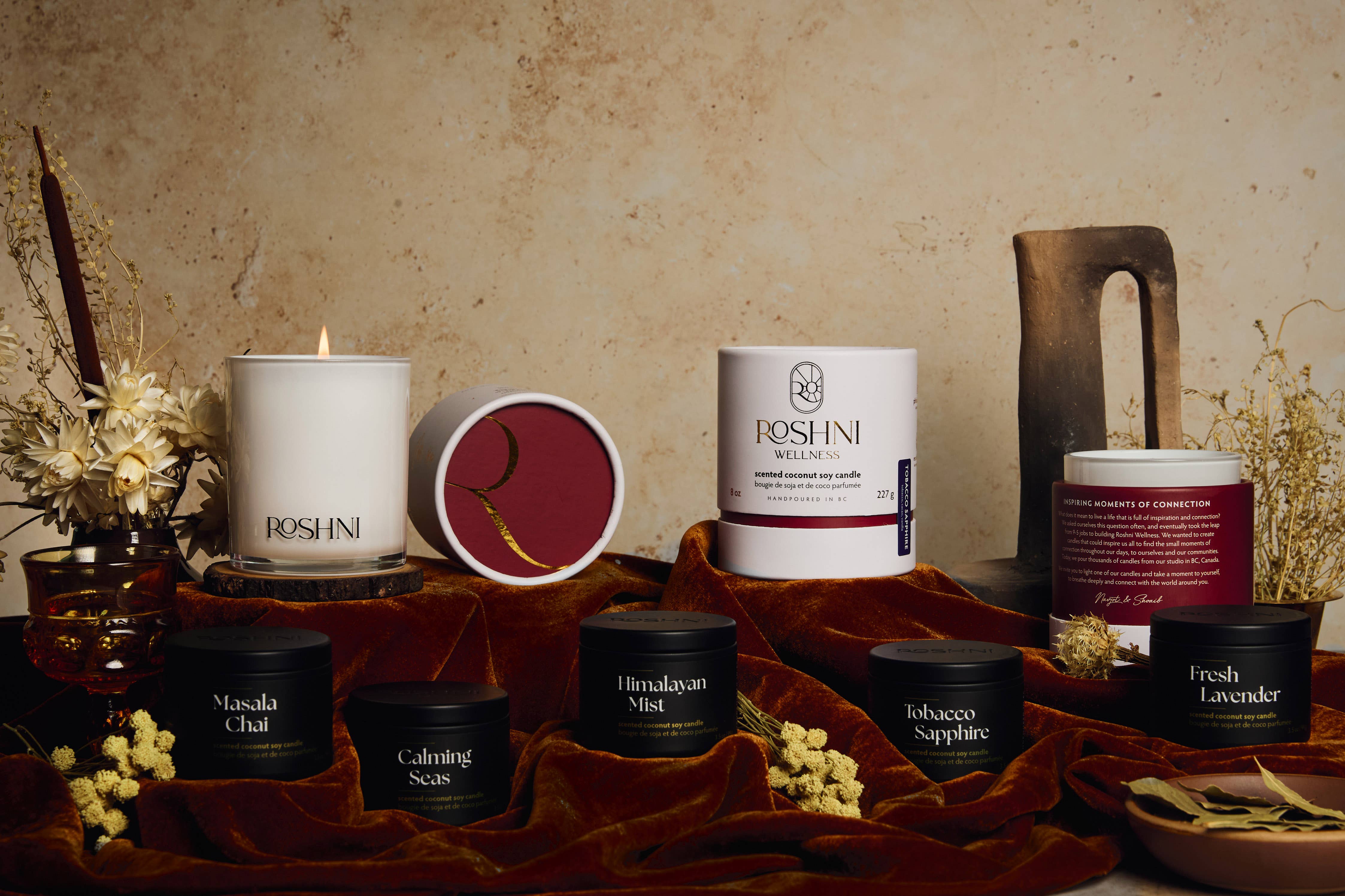 Roshni Wellness - Vendita all'ingrosso Candela in vasetto - Tobacco Sapphire - Candela Tabacco + Cacao Coconut Soy 8.0 oz3