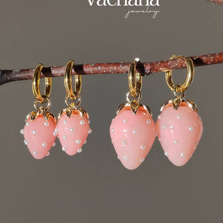Pink kawaii jordbær huggie hoops øreringe for engroshandel hos Vachana