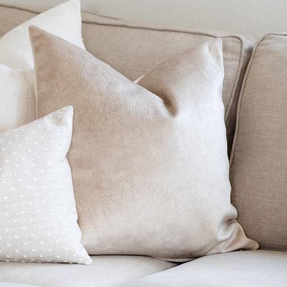 EVY || Warmer brauner Kissenbezug aus Veloursleder für den Großhandel von Linen & Ivory