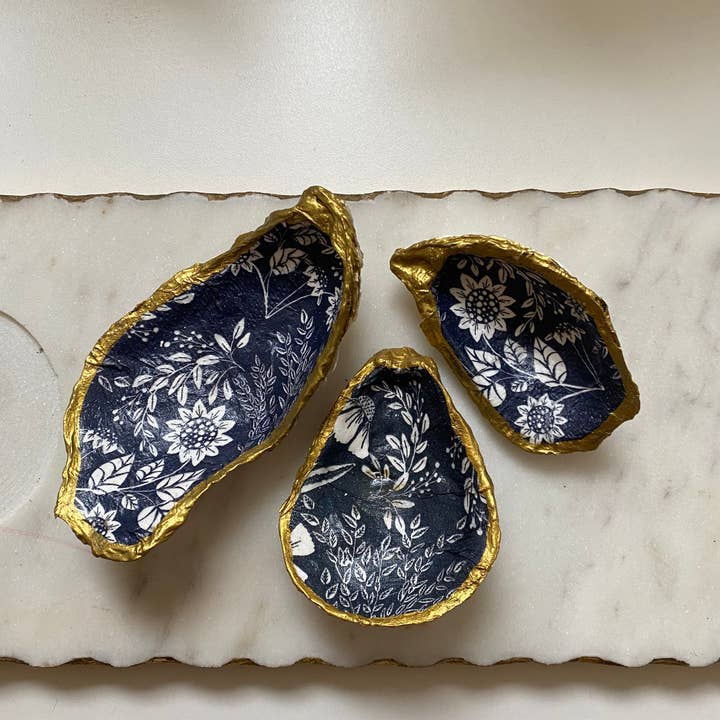 Navy blaue Muschelschale für Schmuck mit floralem Muster für den Großhandel von Del Mar Designs DC