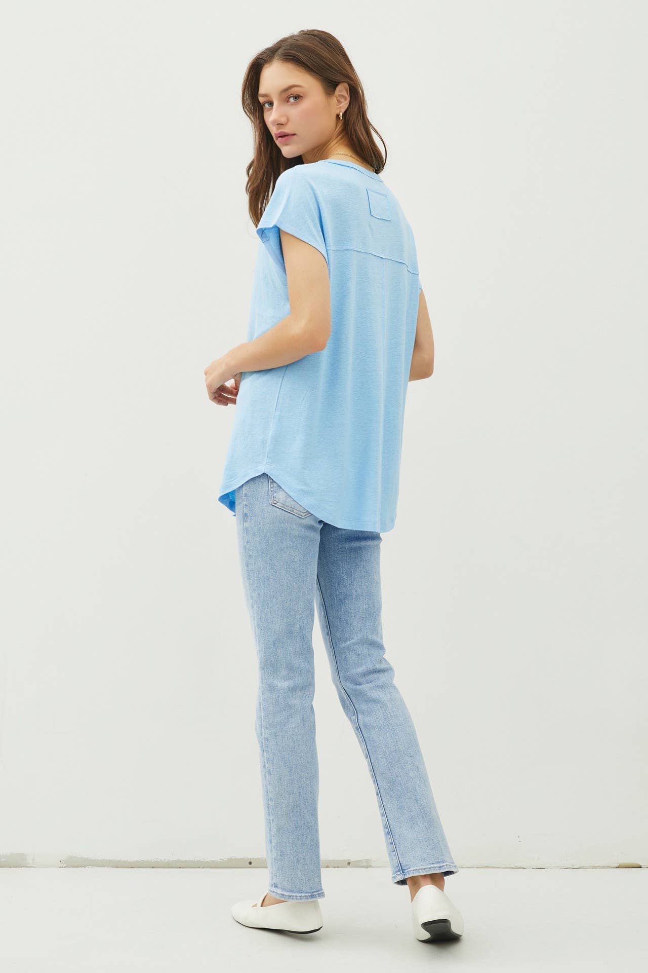 Be Cool - Wholesale T-Shirt - Women's - BACK RAW EDGE DETAILED V-NECK LINEN TEE13