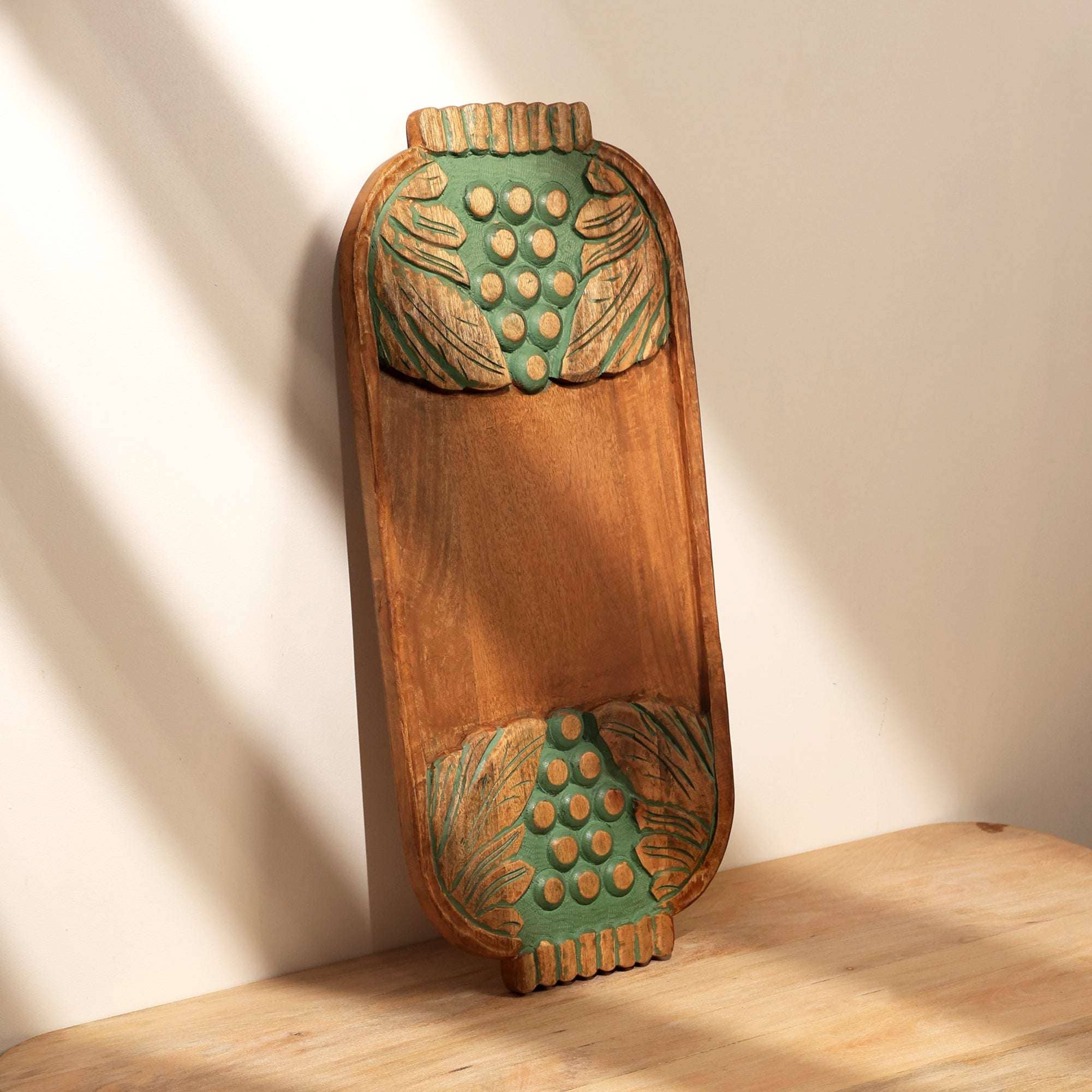 Expo Bazaar - Vente Plateaux de service - Planche de service en bois sculptée à la main avec des raisins verts.0