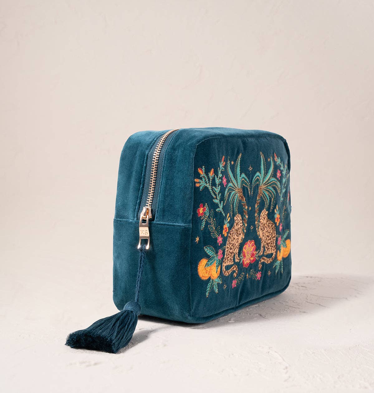 Elizabeth Scarlett Ltd – wholesale Make-up/cosmetic bag – Tropical Jaguar Wash Bag2