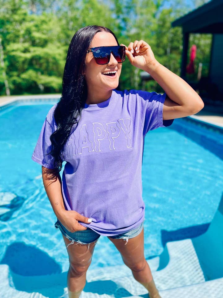 Happy Wavy Broderad T-shirt för wholesale av Dash Forward Wholesale