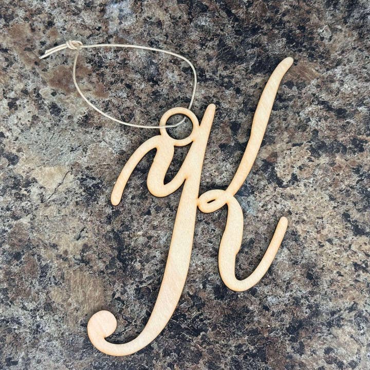 Lettre manuscrite « K » en tilleul pour la vente par Bumbletwist