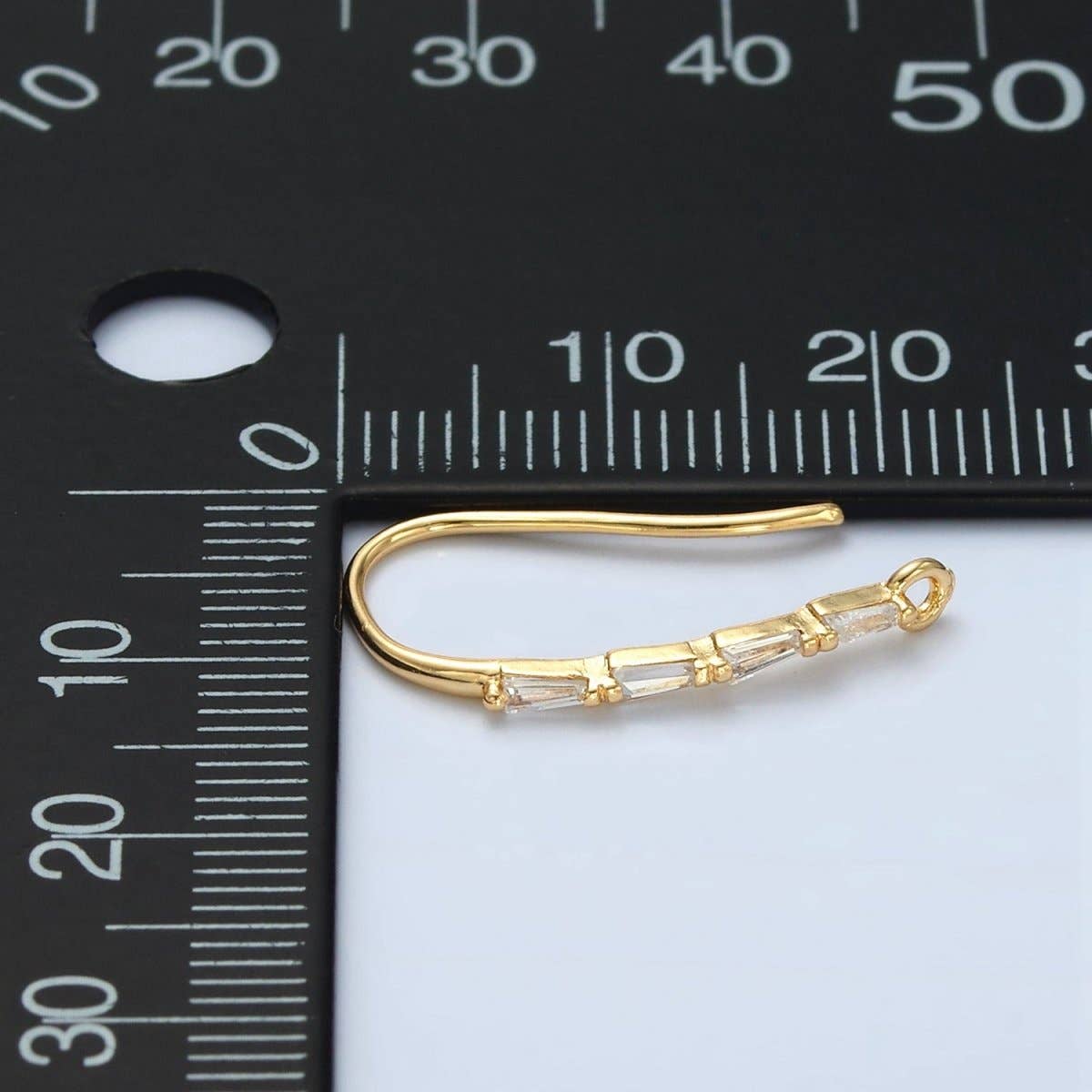 Aim Eternal - Vendita all'ingrosso Orecchini a cerchio - Ganci per orecchini a monachella foderati a baguette in oro 24K | L0752