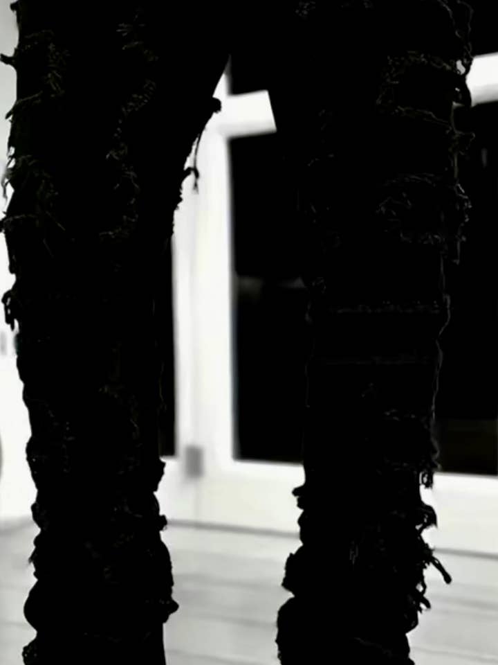 Jeans in denim strappati e sovrapposti da uomo eleganti. per la vendita all'ingrosso da parte di Elegant Boutique