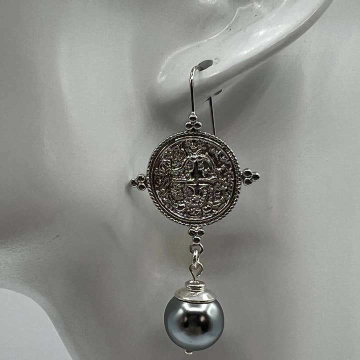 Boucle d'oreille en pierre précieuse / Médaillon en argent, Perle de coquillage grise pour la vente par Ritzy Roxx