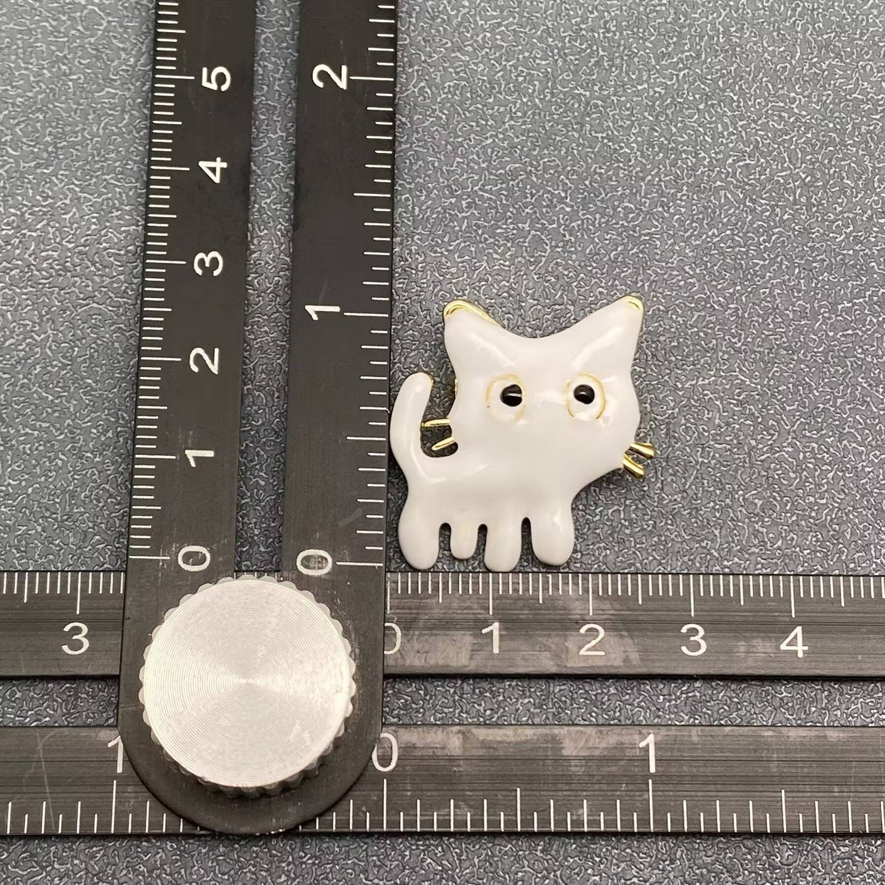 Mio Queena - Vente Broches - Broche Chat Drôle en Émail Blanc & Noir5