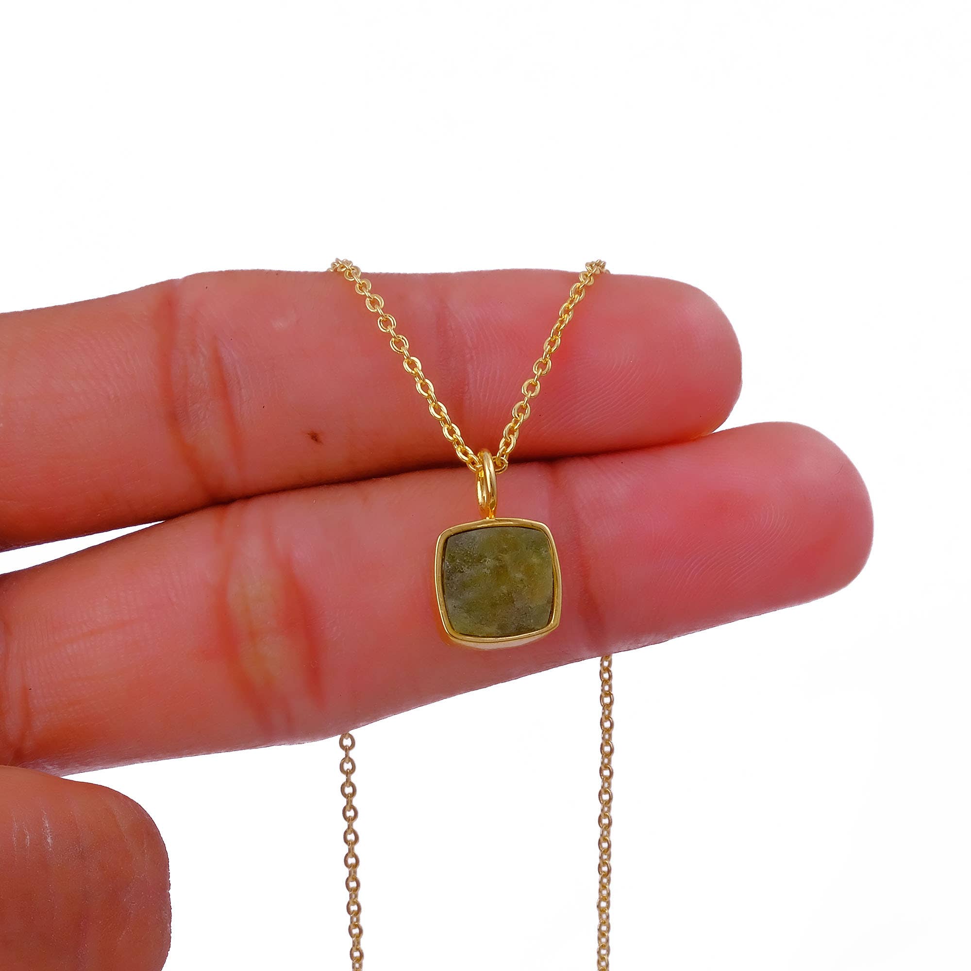 El Joyero – wholesale Pendant/charm necklace – Raw Peridot Necklace August Birthstone Gold-Plated Pendant2