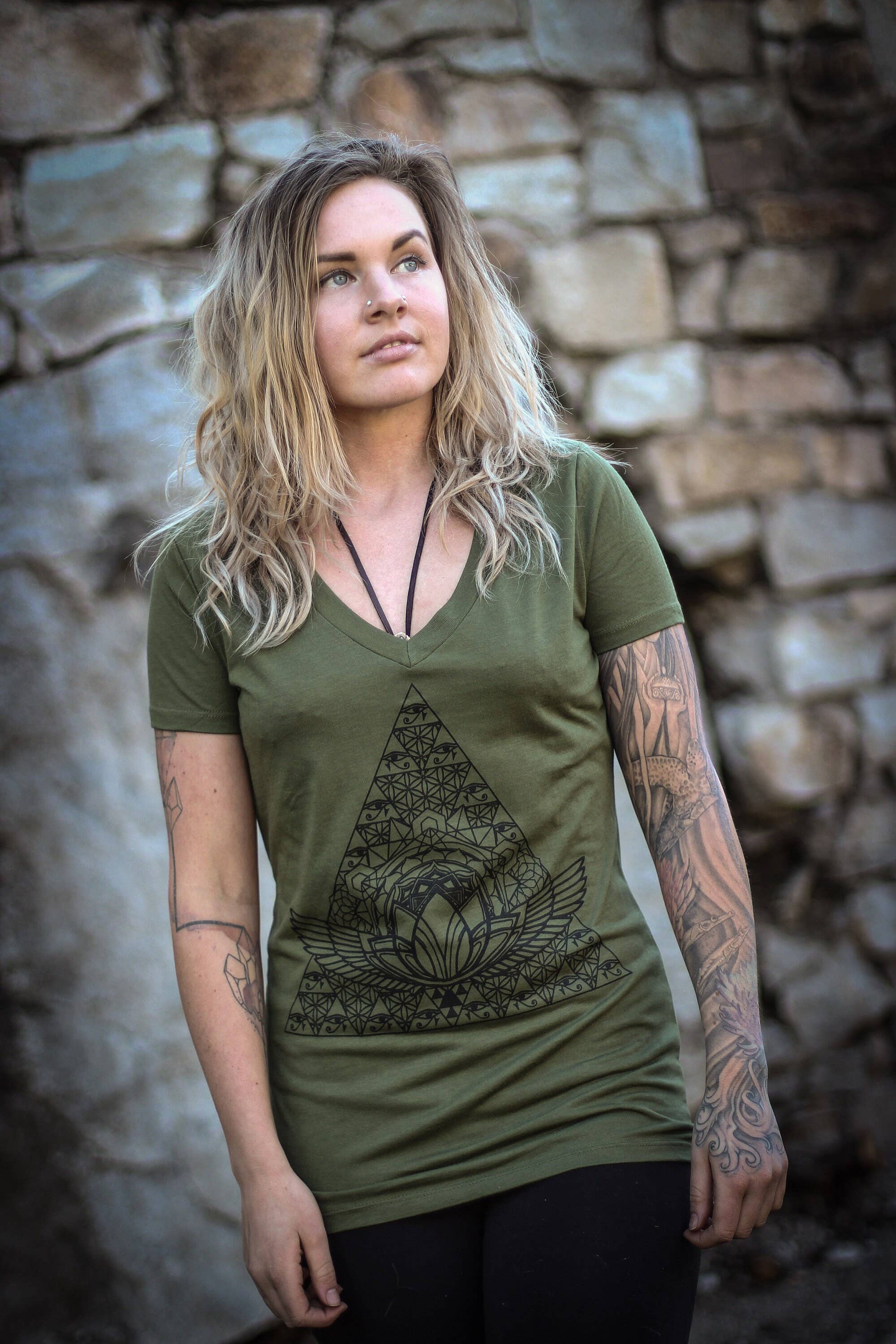 Sacred State Design – Engroshandel T-shirt med print - Dame – Horus Pyramid Hemp V-hals egyptisk hellig geometri-skjorte9