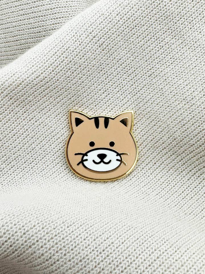 Spilla a forma di gatto beige per la vendita all'ingrosso da parte di Tickle Me Lavender