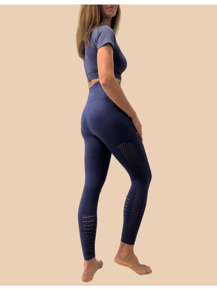 Anaissa - Wholesale Sport-/loungelegging - Dames - Naadloze compressiebroek met opengewerkte details, Naya11