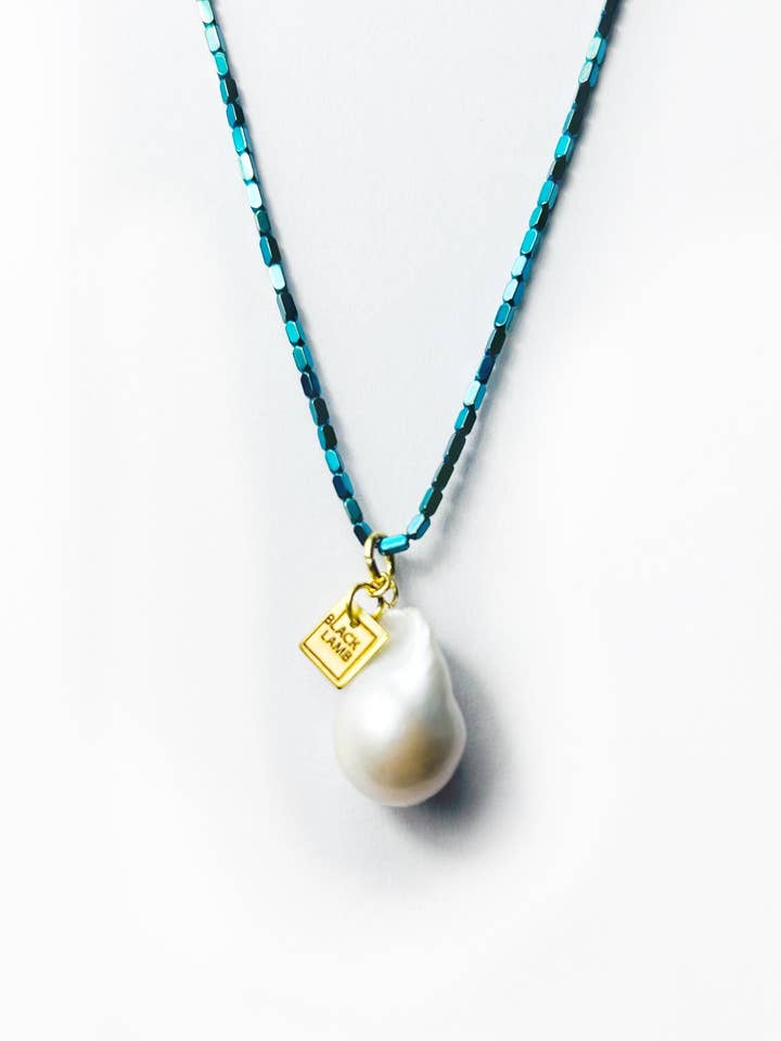 Collar de perlas barrocas de hematita verde esmeralda para venta al por mayor de Black Lamb Design