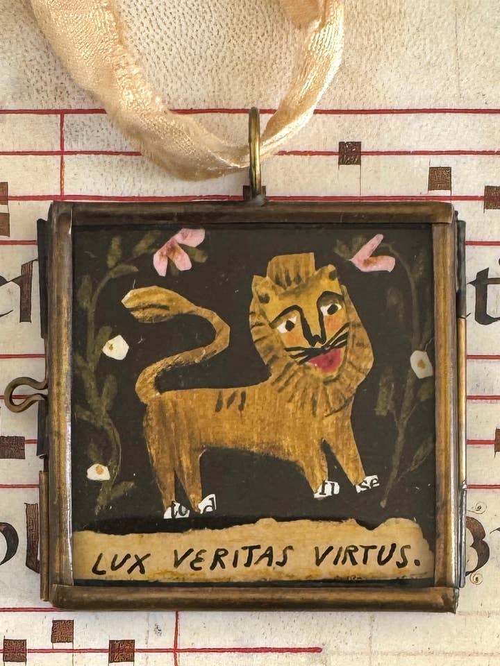 Lux Löwe ~ Kunst Medaillon Ornament Inspirierende Dekoration Handgefertigt für den Großhandel von Maris Mirum