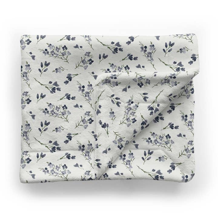 Minky tæppe til børn | Blåbærblomster for engroshandel hos Audrey & Bear