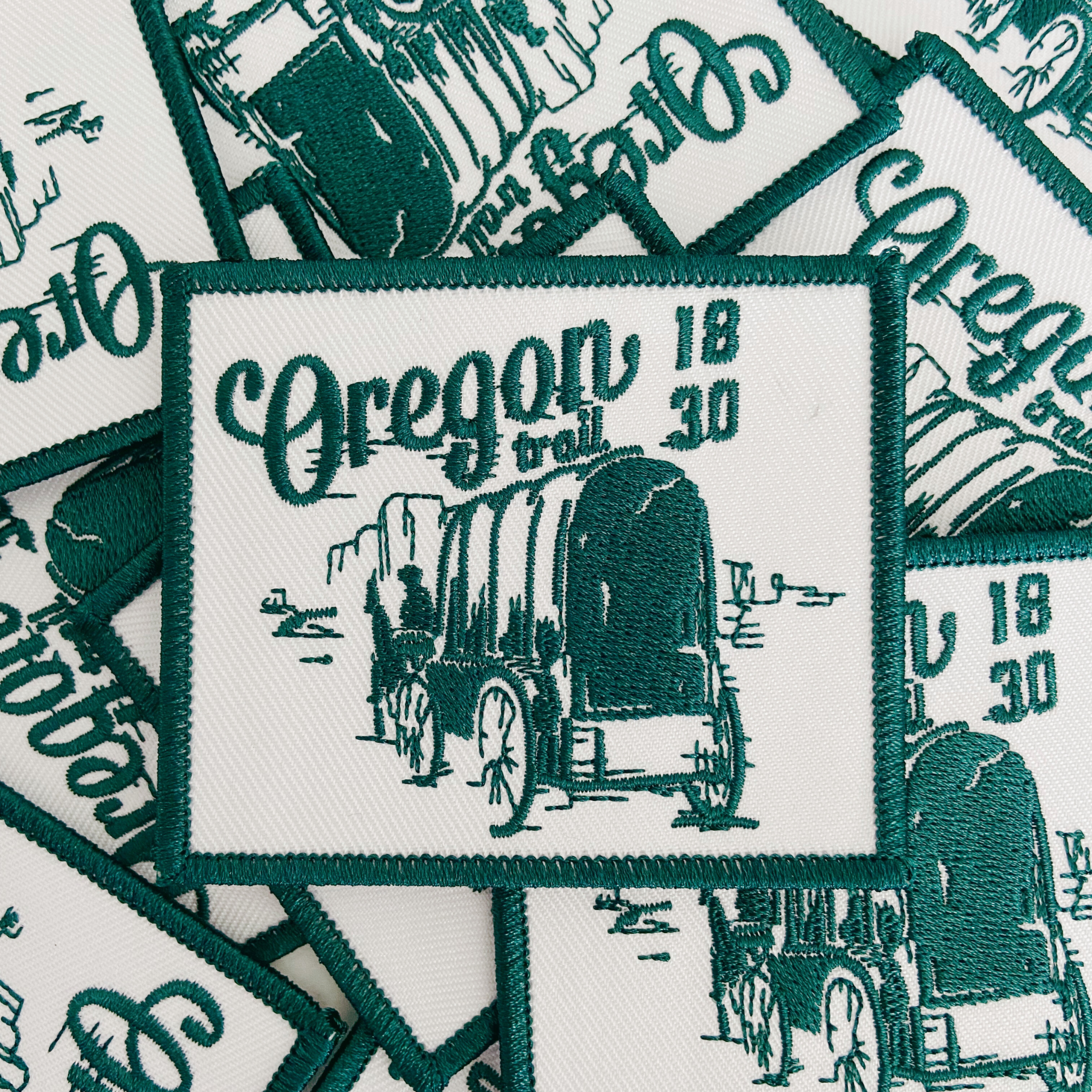 TEELUX – Engroshandel Patch – 3" Oregon Trail i GRØN - Broderet hatplaster1