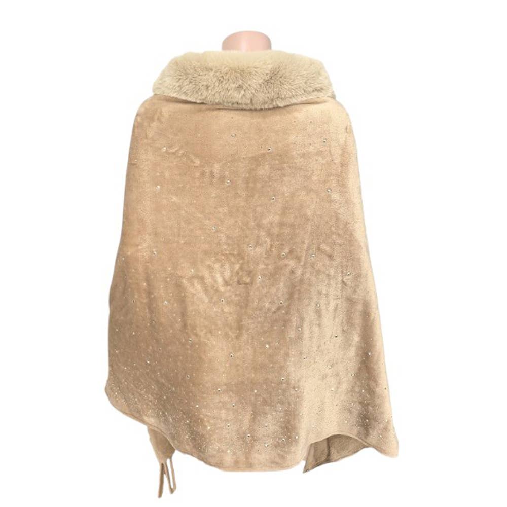 Sensibling Corp. - Vente Poncho – femme - Poncho à franges orné de strass en fausse fourrure14