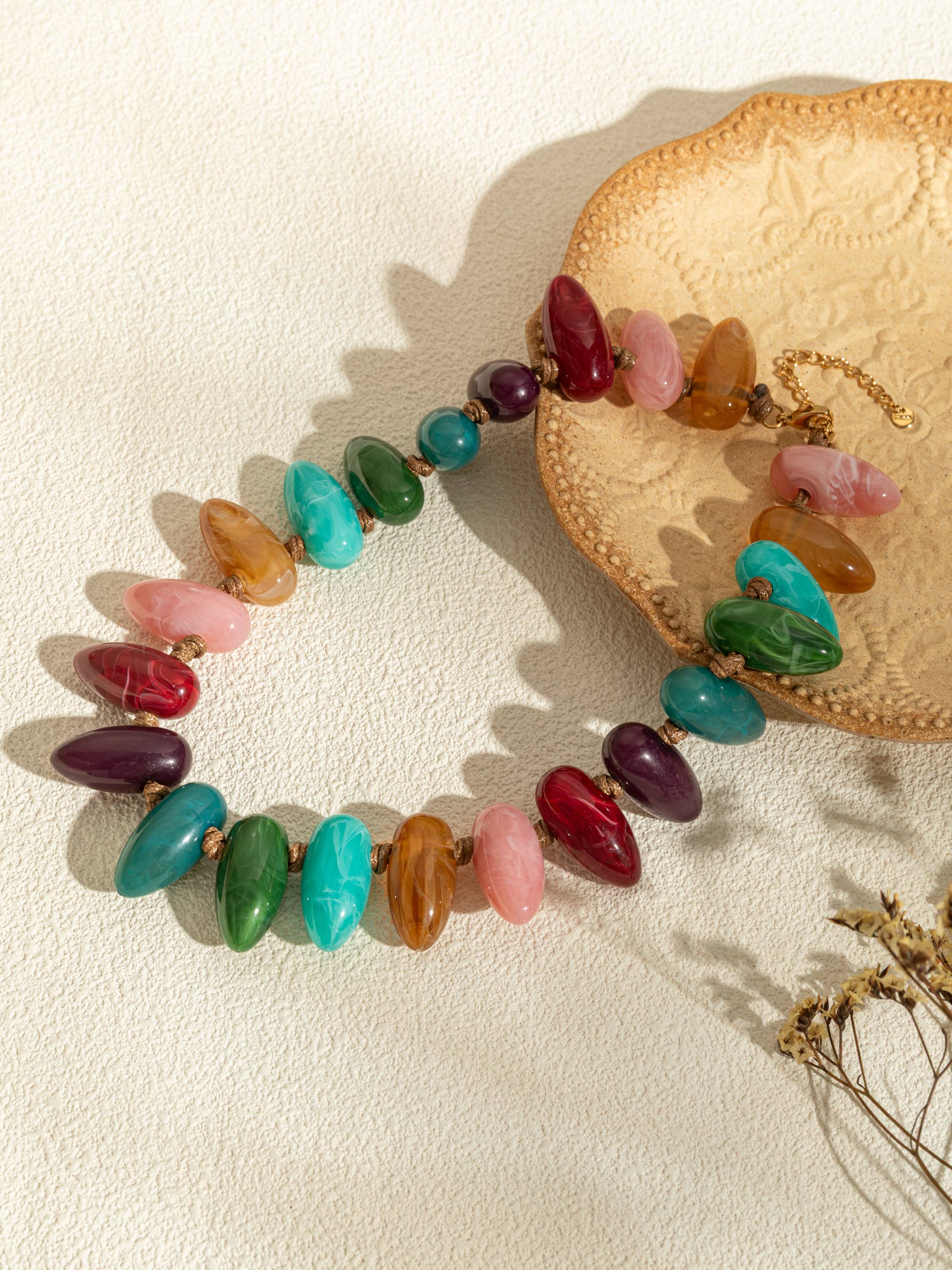 COSMOS - Wholesale Kralen/parelketting - Ketting van gekleurde hars en roestvrij staal in moderne stijl1