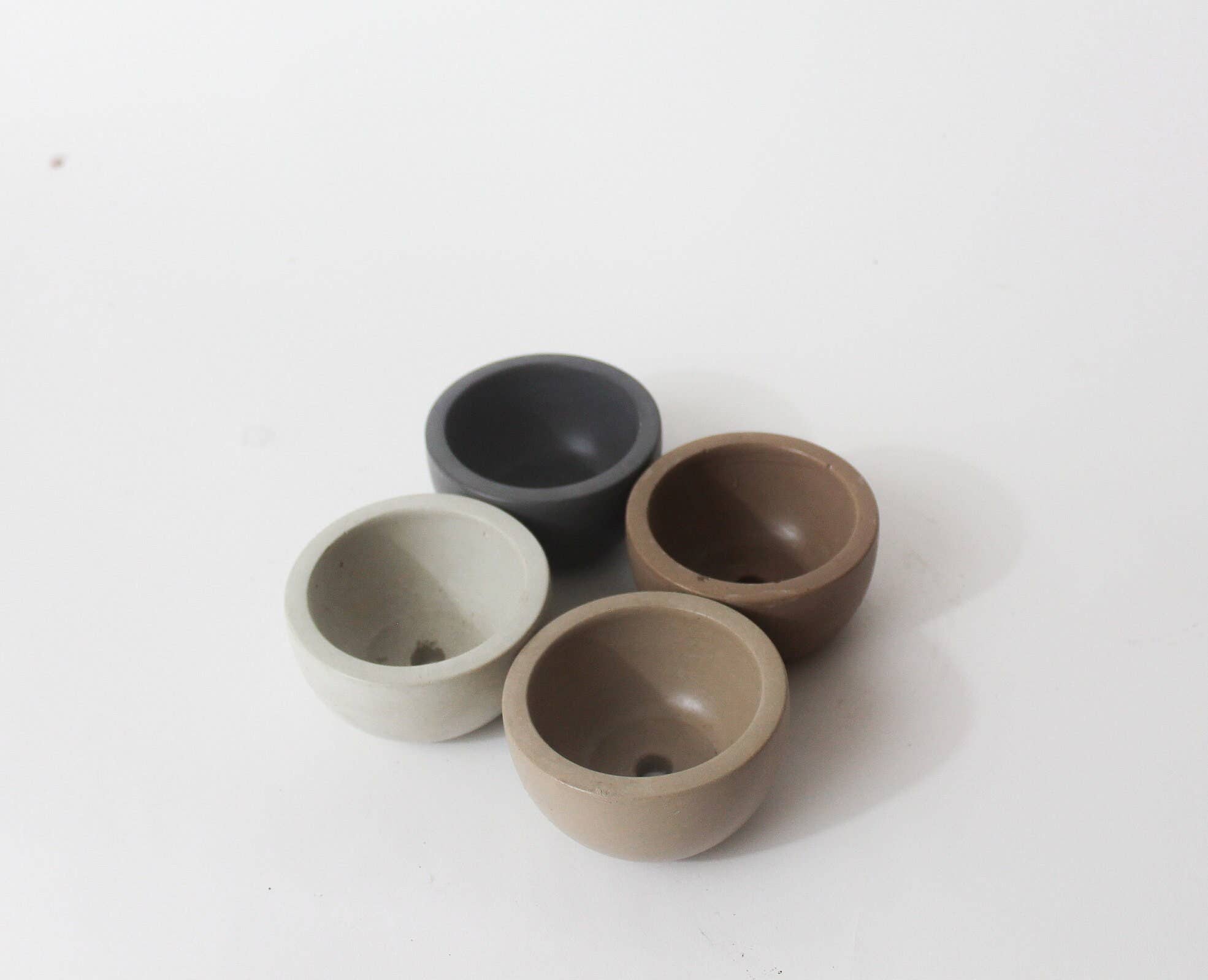 Mindful Cements - Wholesale Plant Pot - Minimalist Small Round Nordic Concrete Pot with Drainage Hol2