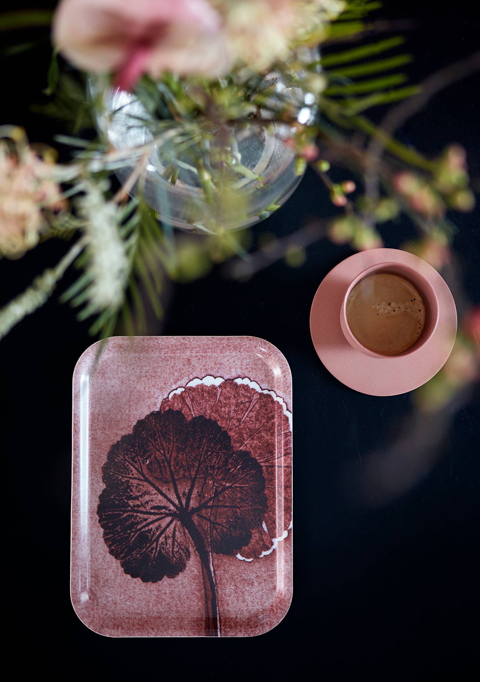 PERNILLE FOLCARELLI – Großhandel Serviertabletts – Serviertablett 20 x 27 cm mit Geranienblatt in Staubkoralle3