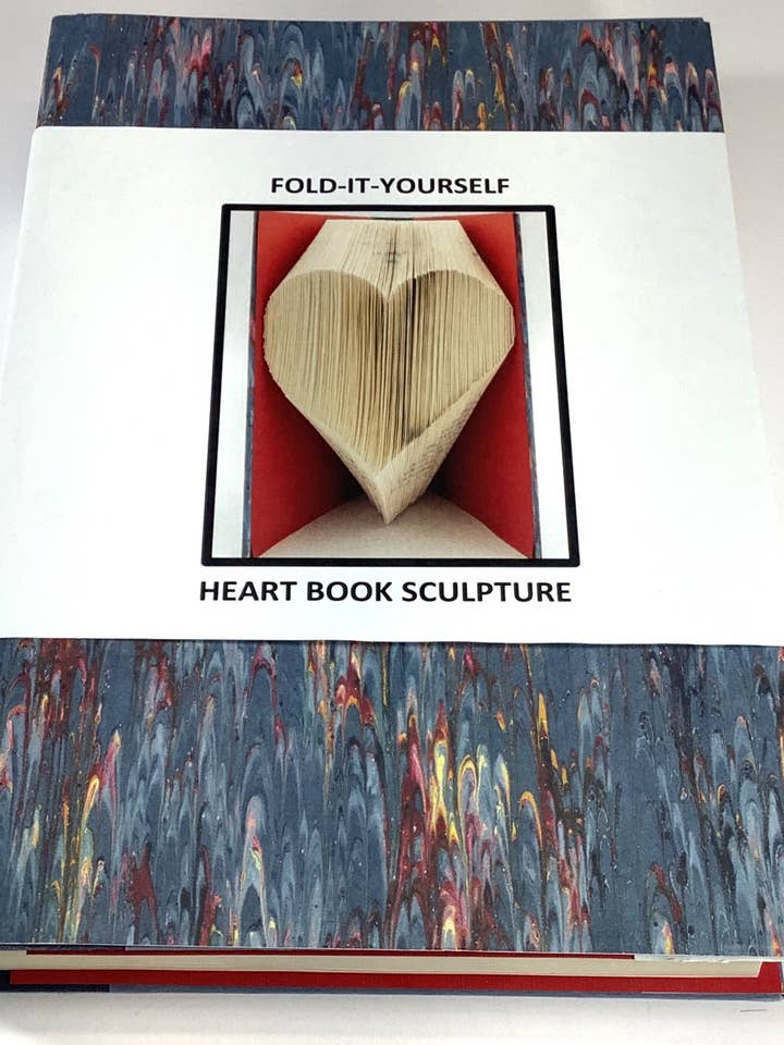 Sculpture en forme de cœur (à plier soi-même) pour la vente par Sculpted Books